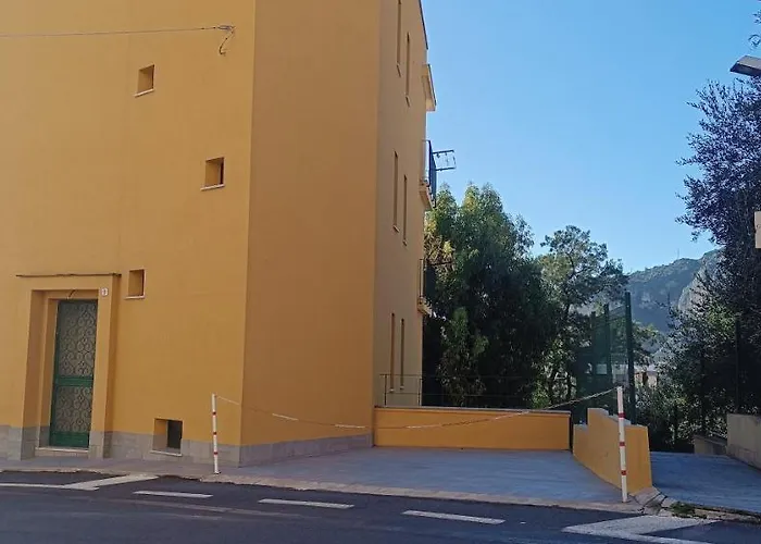 Casa Di Claude Con Posto Auto Finale Ligure